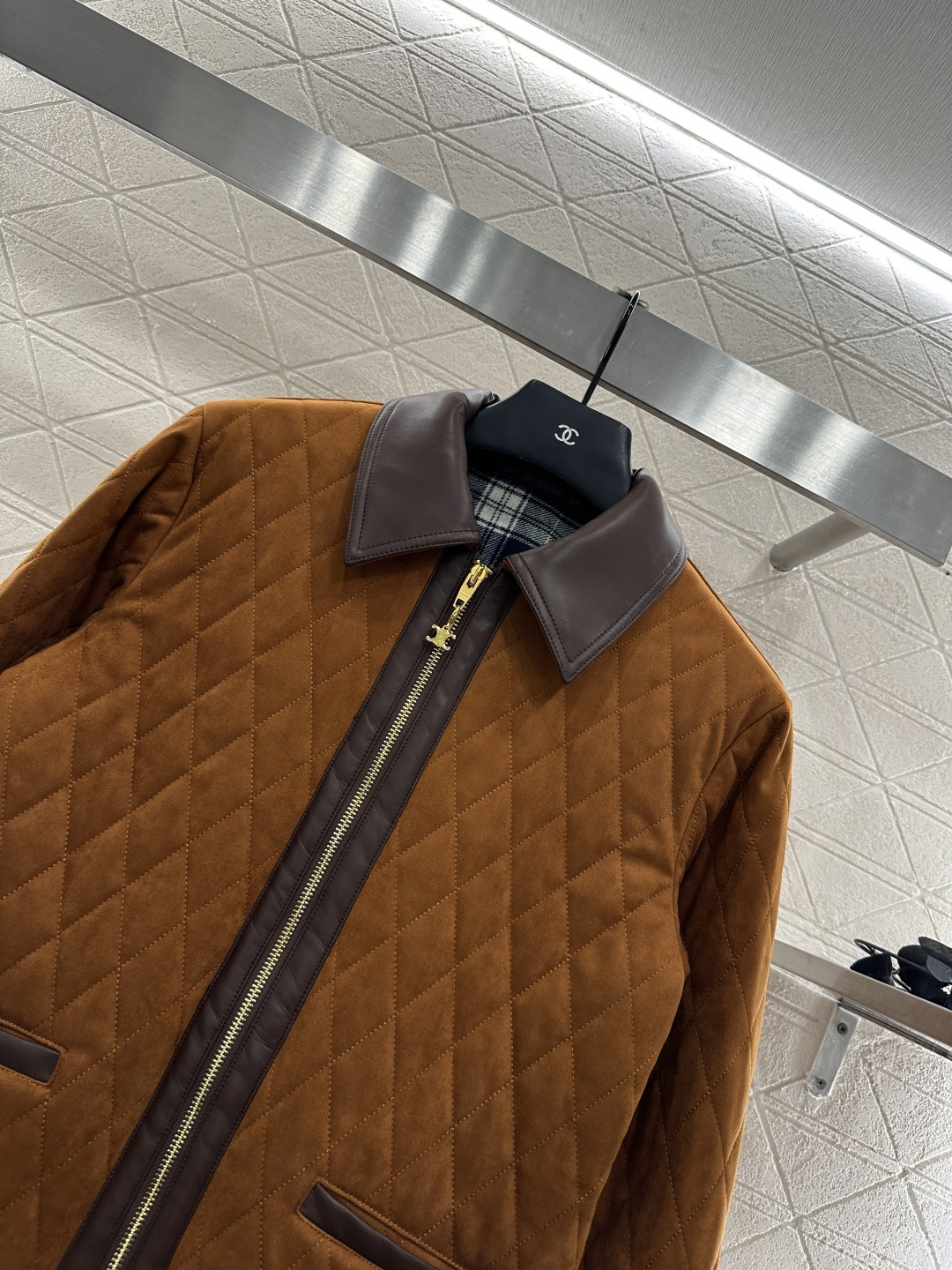 ♥Celin*♥2025新品上架 撞色棉服麂皮外套定制YB进口麂皮材质 多重水洗 呈现出挺括质感 拉链外