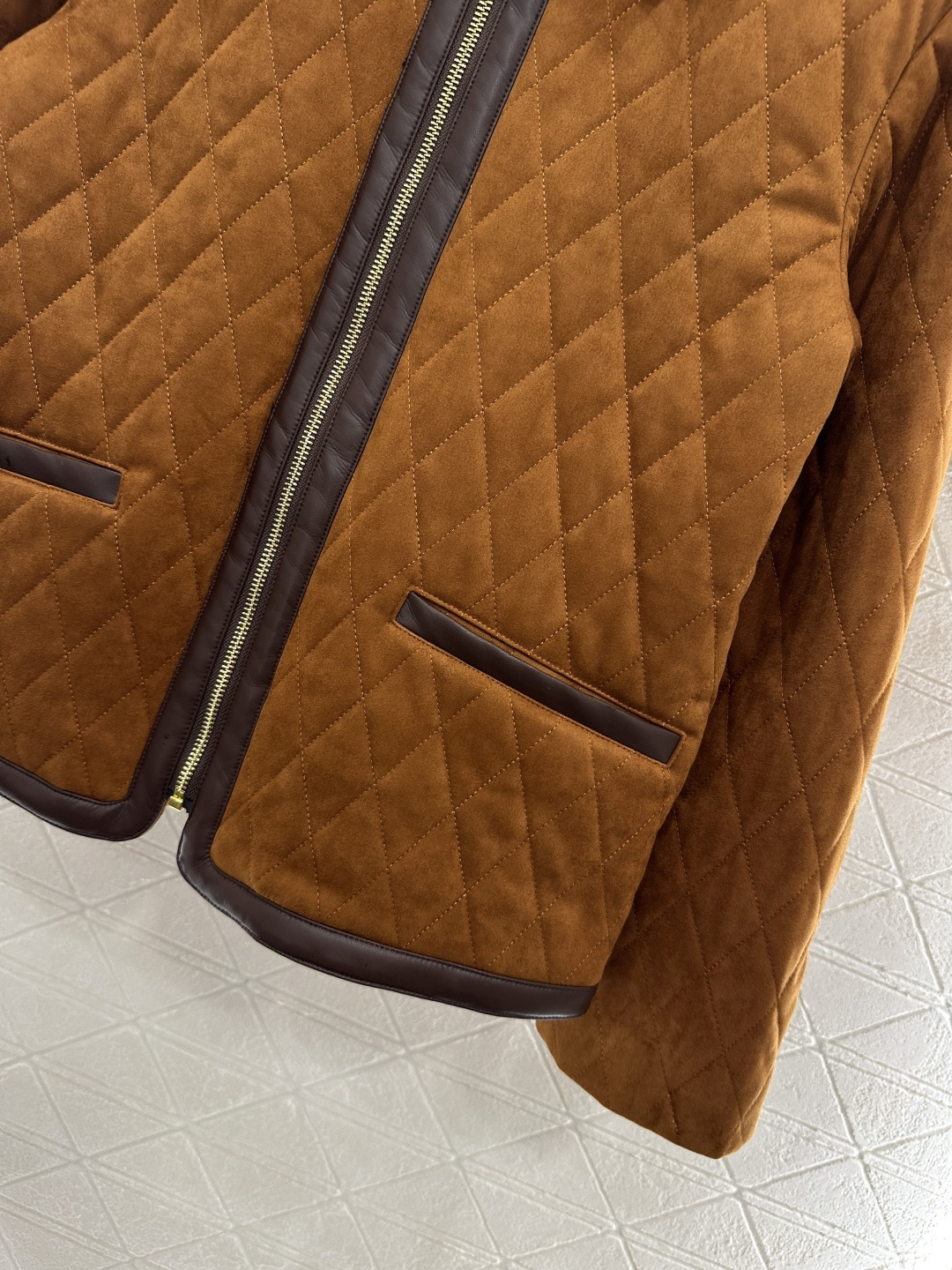 ♥Celin*♥2025新品上架 撞色棉服麂皮外套定制YB进口麂皮材质 多重水洗 呈现出挺括质感 拉链外