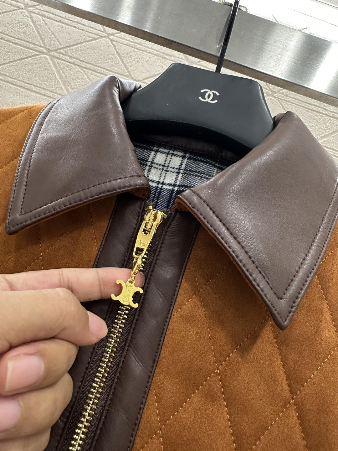 ♥Celin*♥2025新品上架 撞色棉服麂皮外套定制YB进口麂皮材质 多重水洗 呈现出挺括质感 拉链外