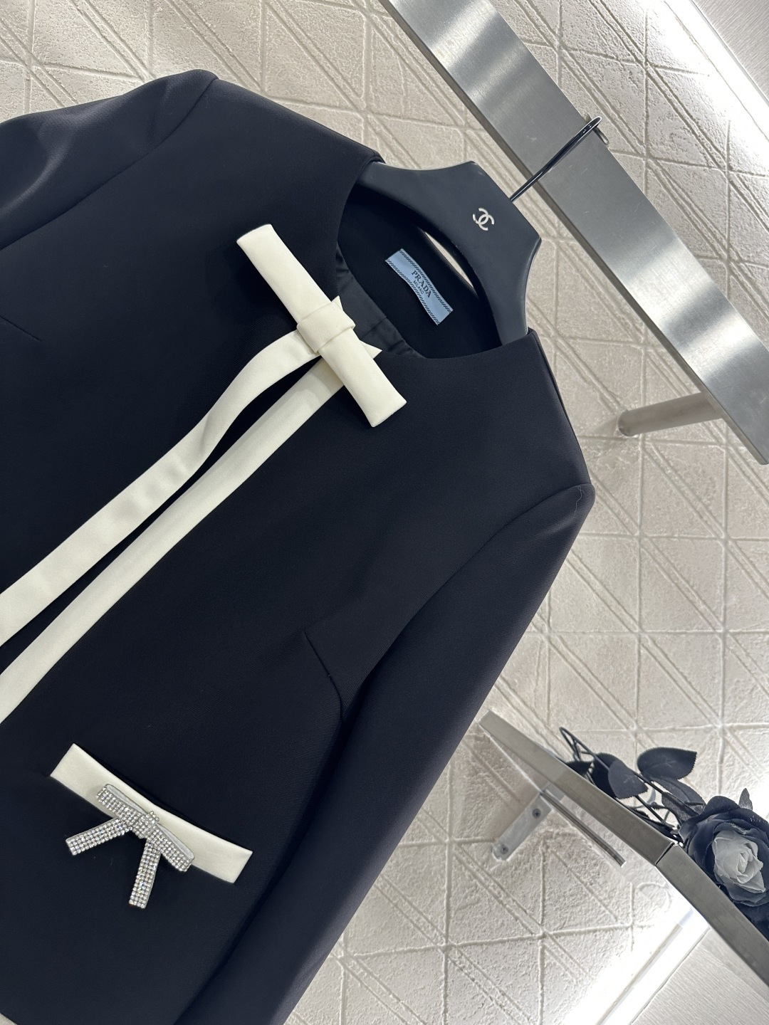 ♥prad*♥2025新品上架 圆领蝴蝶结外套定制YB进口醋酸材质 肌理明显 垂顺光泽 圆领洋装外套版型