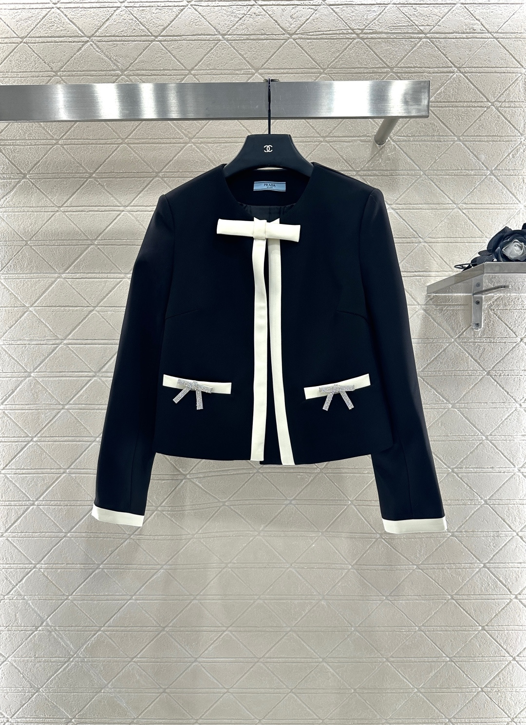 ♥prad*♥2025新品上架 圆领蝴蝶结外套定制YB进口醋酸材质 肌理明显 垂顺光泽 圆领洋装外套版型