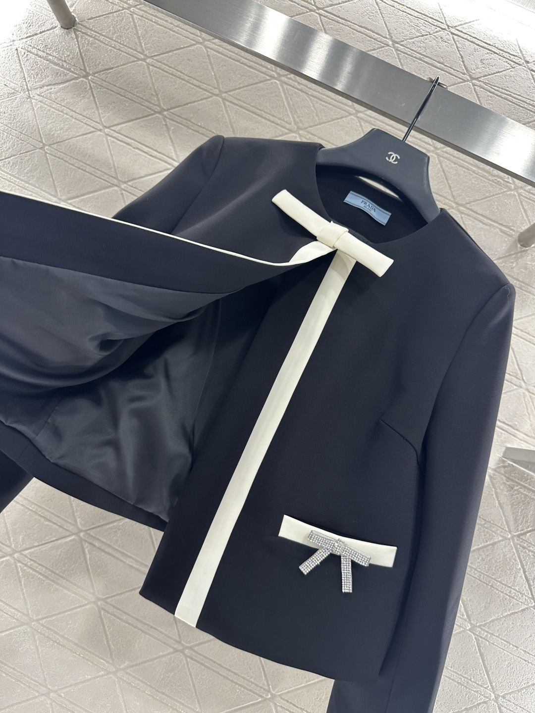 ♥prad*♥2025新品上架 圆领蝴蝶结外套定制YB进口醋酸材质 肌理明显 垂顺光泽 圆领洋装外套版型