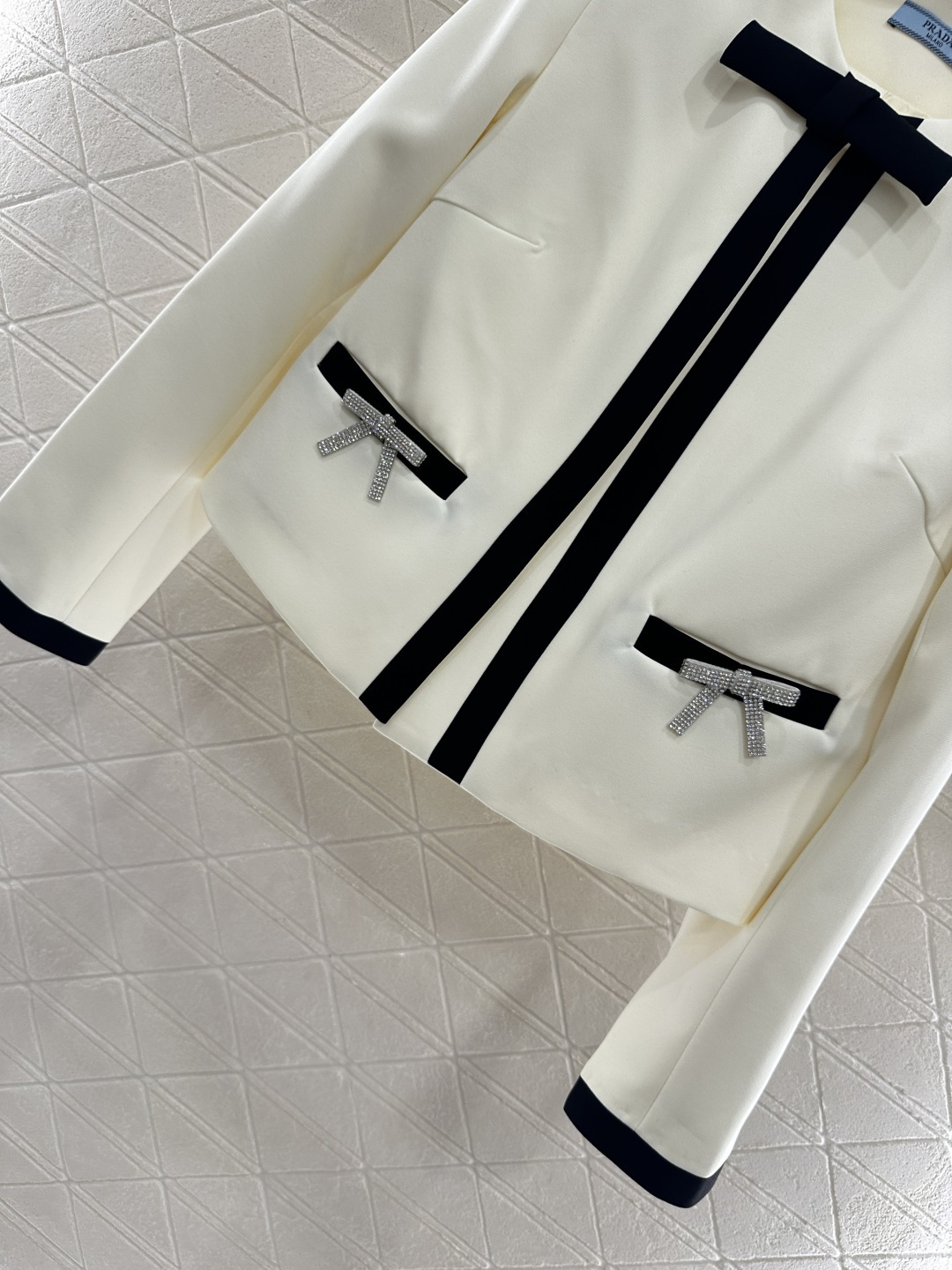 ♥prad*♥2025新品上架 圆领蝴蝶结外套定制YB进口醋酸材质 肌理明显 垂顺光泽 圆领洋装外套版型