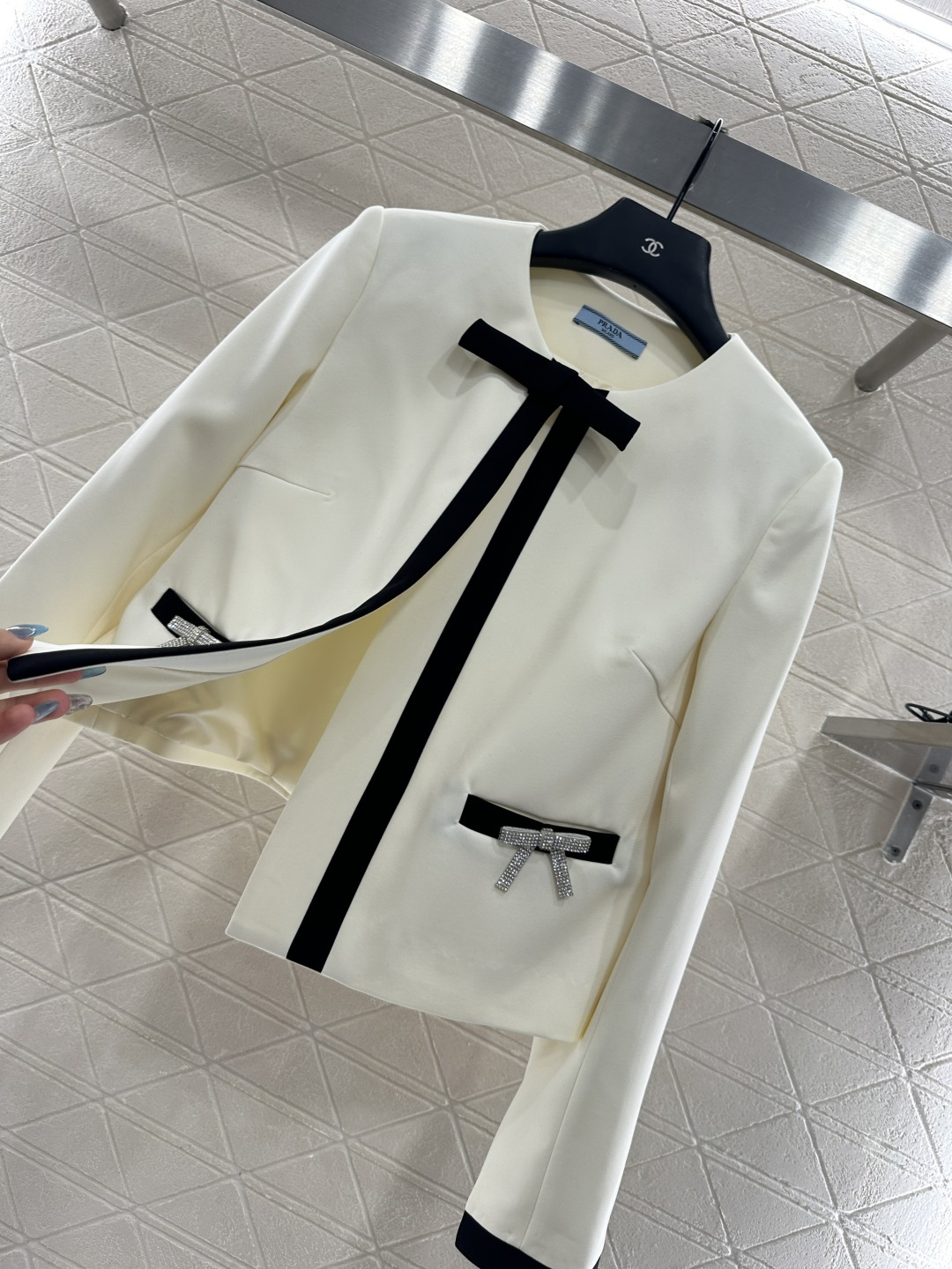 ♥prad*♥2025新品上架 圆领蝴蝶结外套定制YB进口醋酸材质 肌理明显 垂顺光泽 圆领洋装外套版型