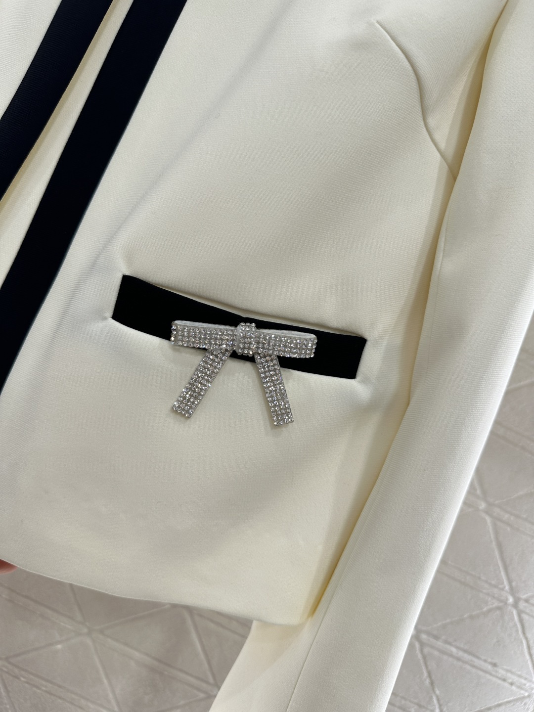 ♥prad*♥2025新品上架 圆领蝴蝶结外套定制YB进口醋酸材质 肌理明显 垂顺光泽 圆领洋装外套版型