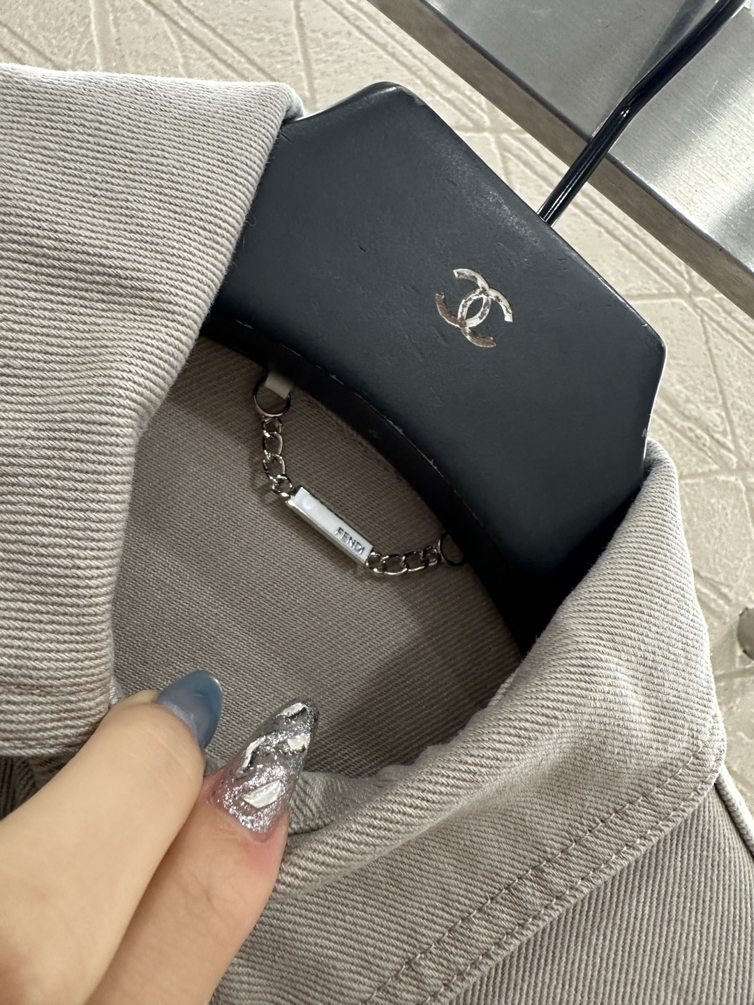 ♥Fend*♥2025新品上架 牛仔腰带外套长裤套装定制YB斜纹全棉牛仔材质 质感十足 水洗做旧复古浅灰