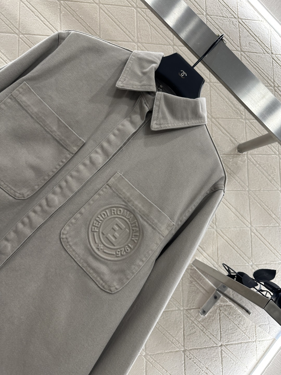 ♥Fend*♥2025新品上架 牛仔腰带外套长裤套装定制YB斜纹全棉牛仔材质 质感十足 水洗做旧复古浅灰