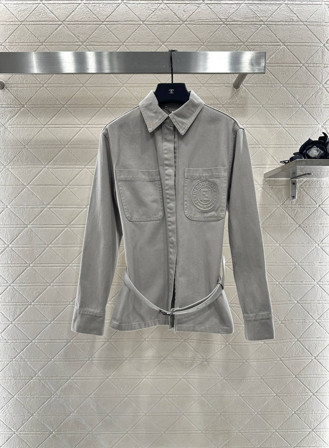 ♥Fend*♥2025新品上架 牛仔腰带外套长裤套装定制YB斜纹全棉牛仔材质 质感十足 水洗做旧复古浅灰