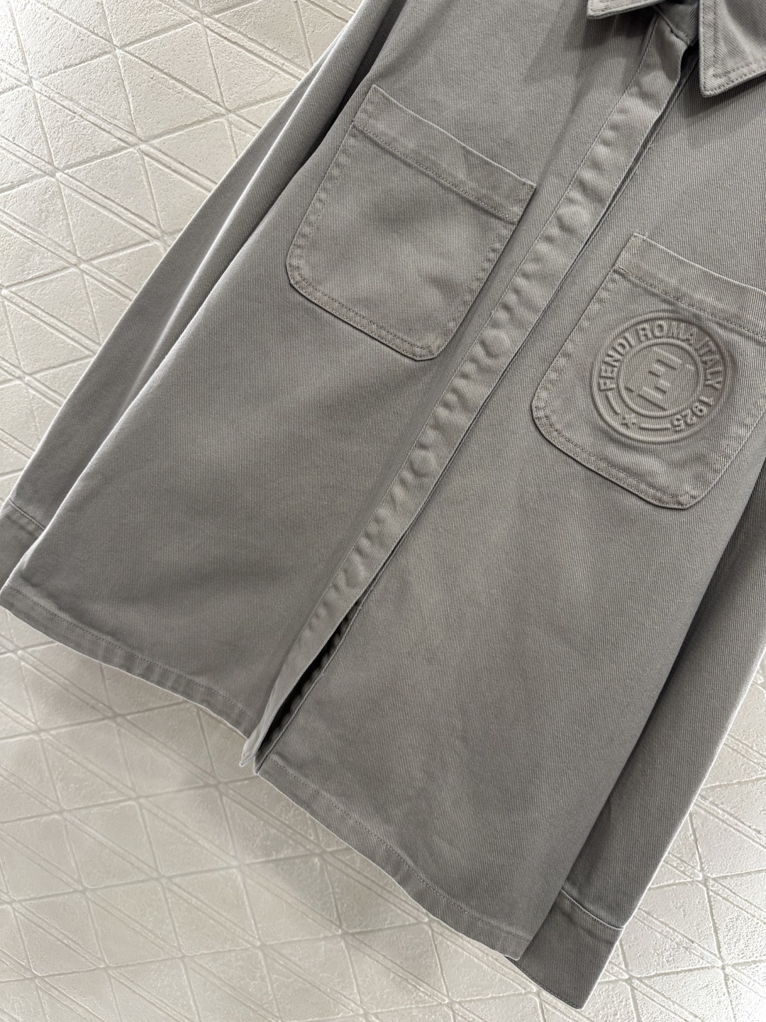 ♥Fend*♥2025新品上架 牛仔腰带外套长裤套装定制YB斜纹全棉牛仔材质 质感十足 水洗做旧复古浅灰