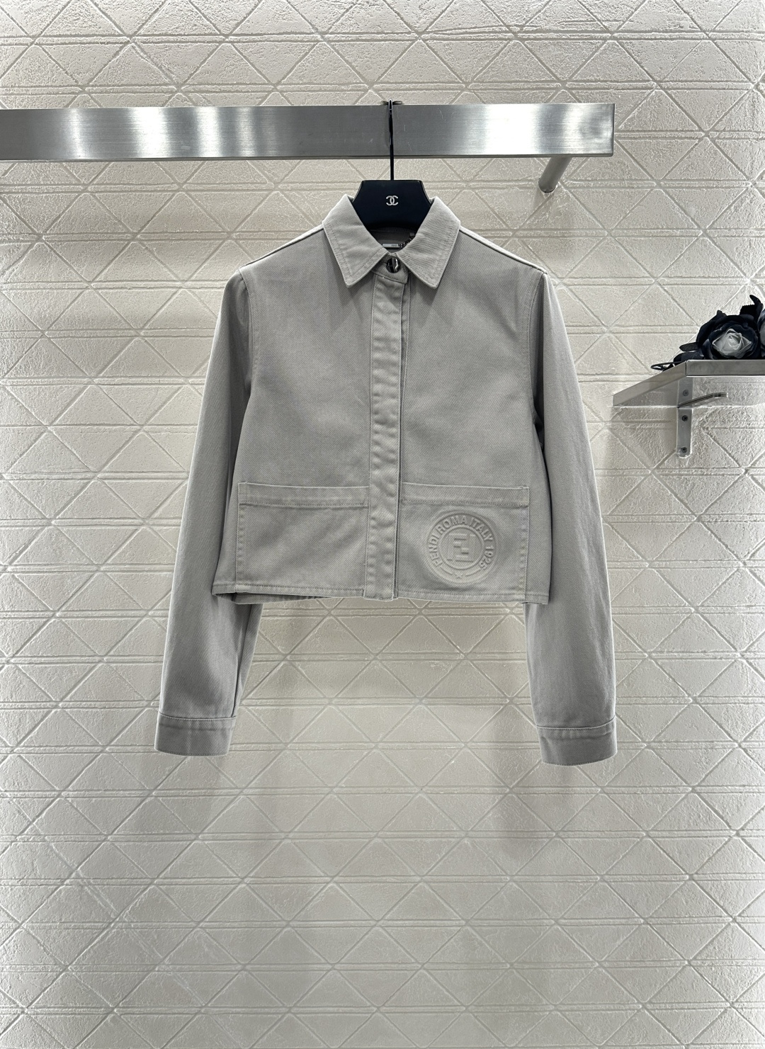 ♥Fend*♥2025新品上架 牛仔短款外套长裤套装定制YB斜纹全棉牛仔材质 质感十足 水洗做旧复古浅灰