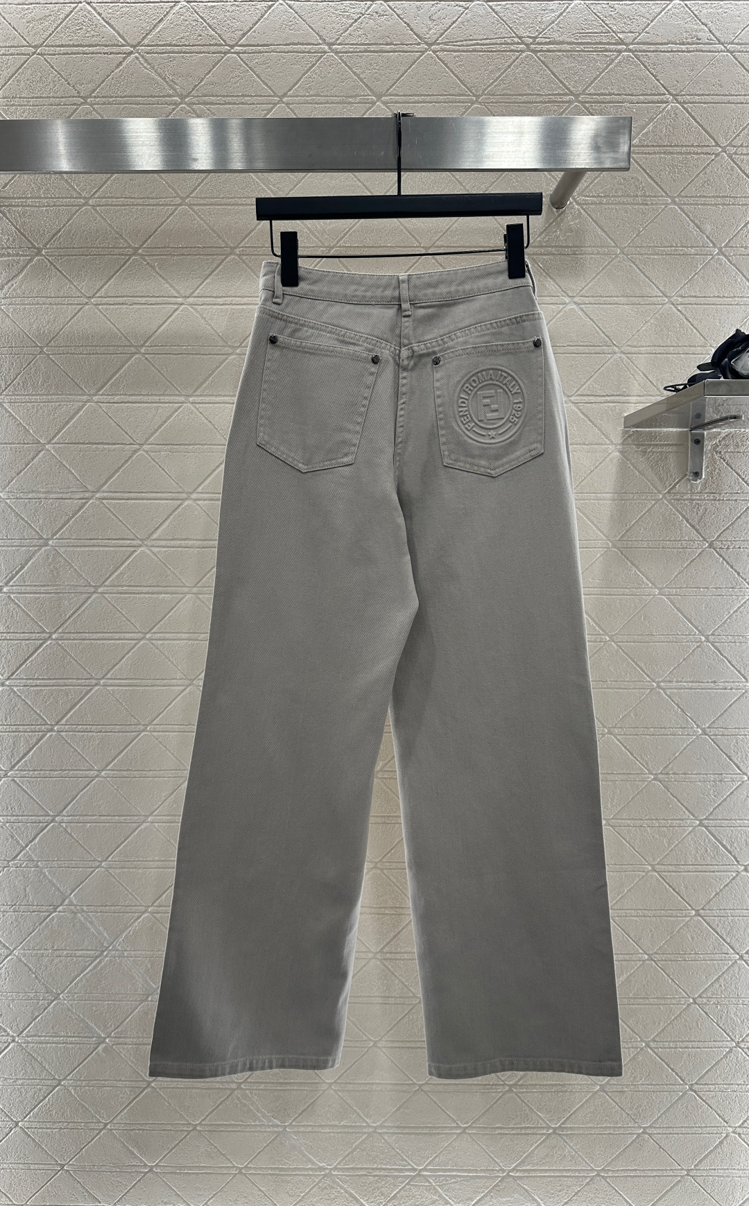 ♥Fend*♥2025新品上架 牛仔短款外套长裤套装定制YB斜纹全棉牛仔材质 质感十足 水洗做旧复古浅灰