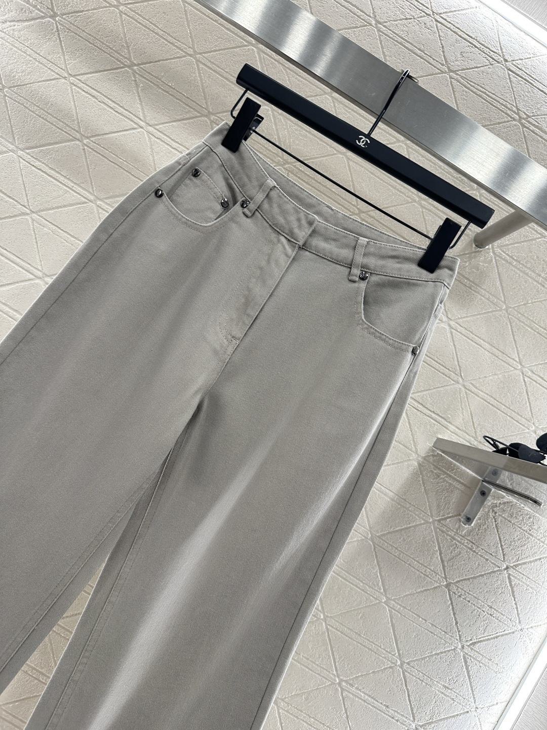 ♥Fend*♥2025新品上架 牛仔短款外套长裤套装定制YB斜纹全棉牛仔材质 质感十足 水洗做旧复古浅灰