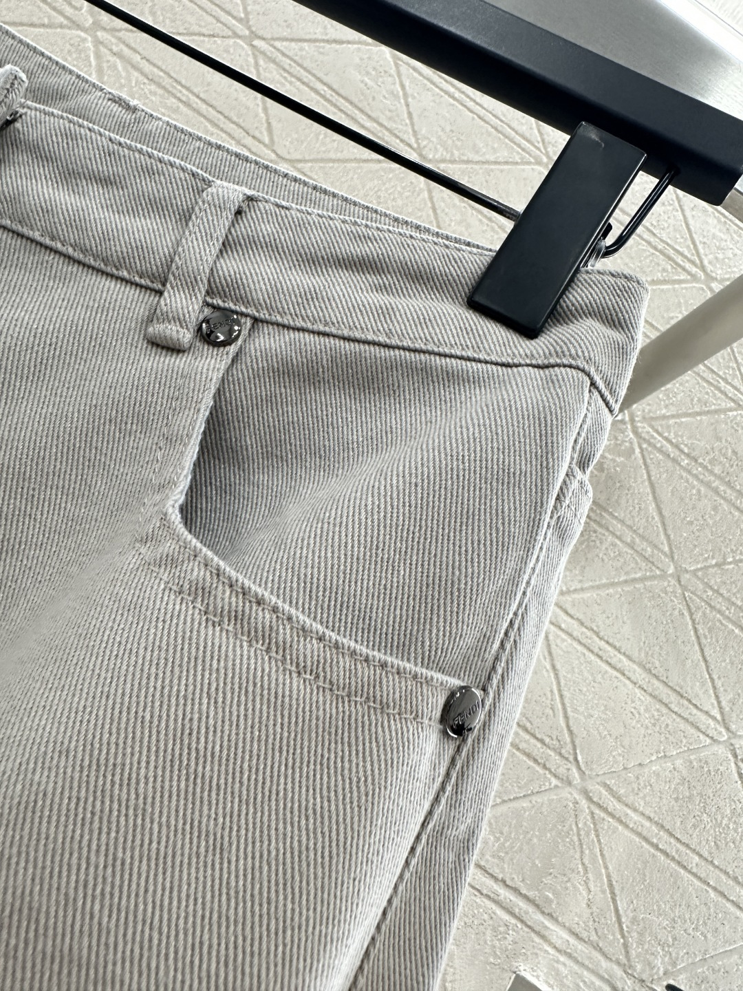 ♥Fend*♥2025新品上架 牛仔短款外套长裤套装定制YB斜纹全棉牛仔材质 质感十足 水洗做旧复古浅灰