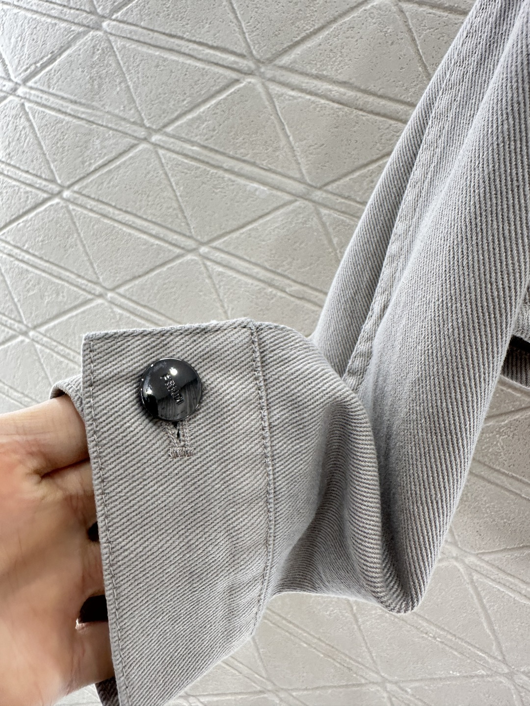 ♥Fend*♥2025新品上架 牛仔短款外套长裤套装定制YB斜纹全棉牛仔材质 质感十足 水洗做旧复古浅灰