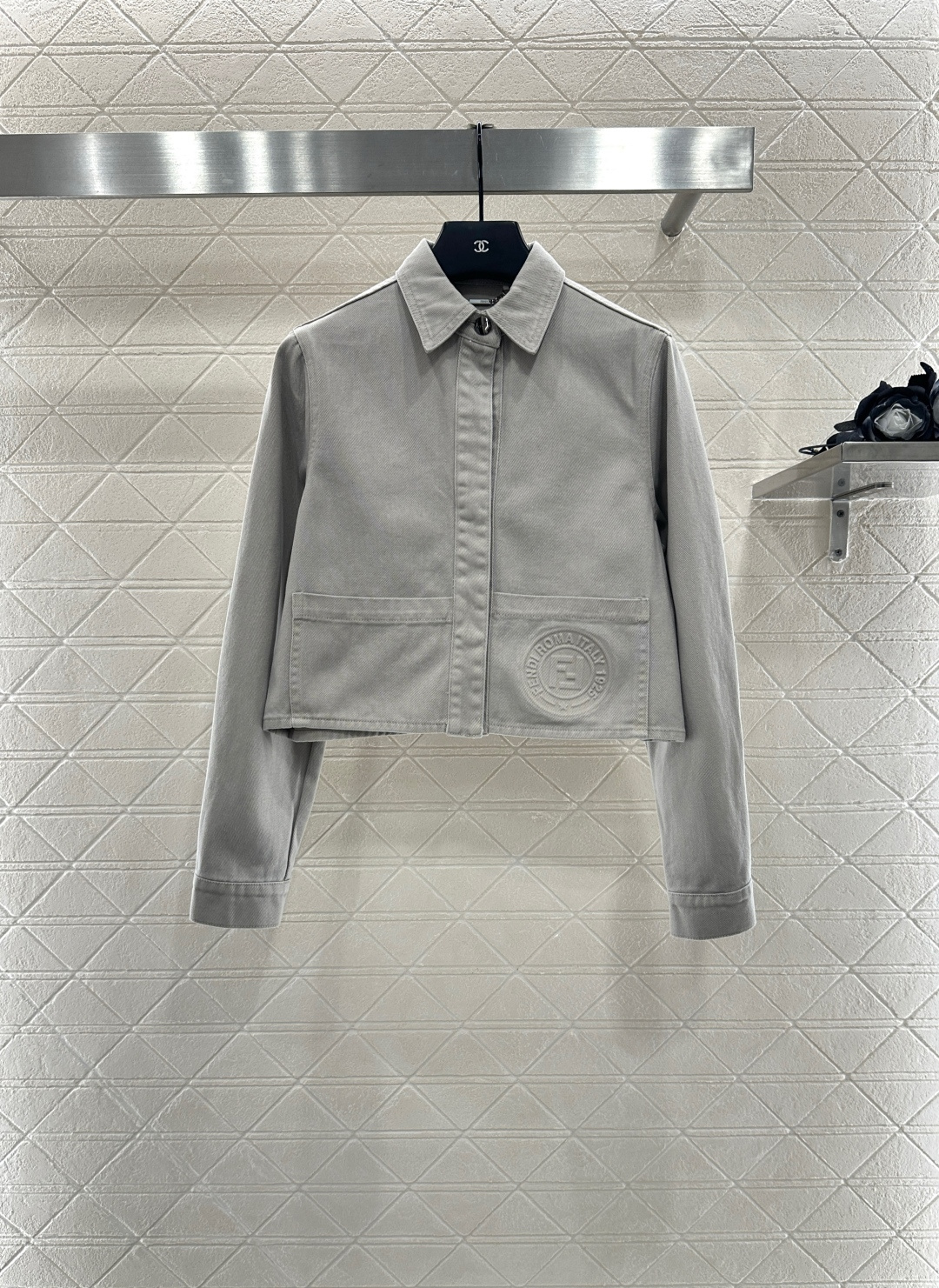 ♥Fend*♥2025新品上架 牛仔短款外套长裤套装定制YB斜纹全棉牛仔材质 质感十足 水洗做旧复古浅灰