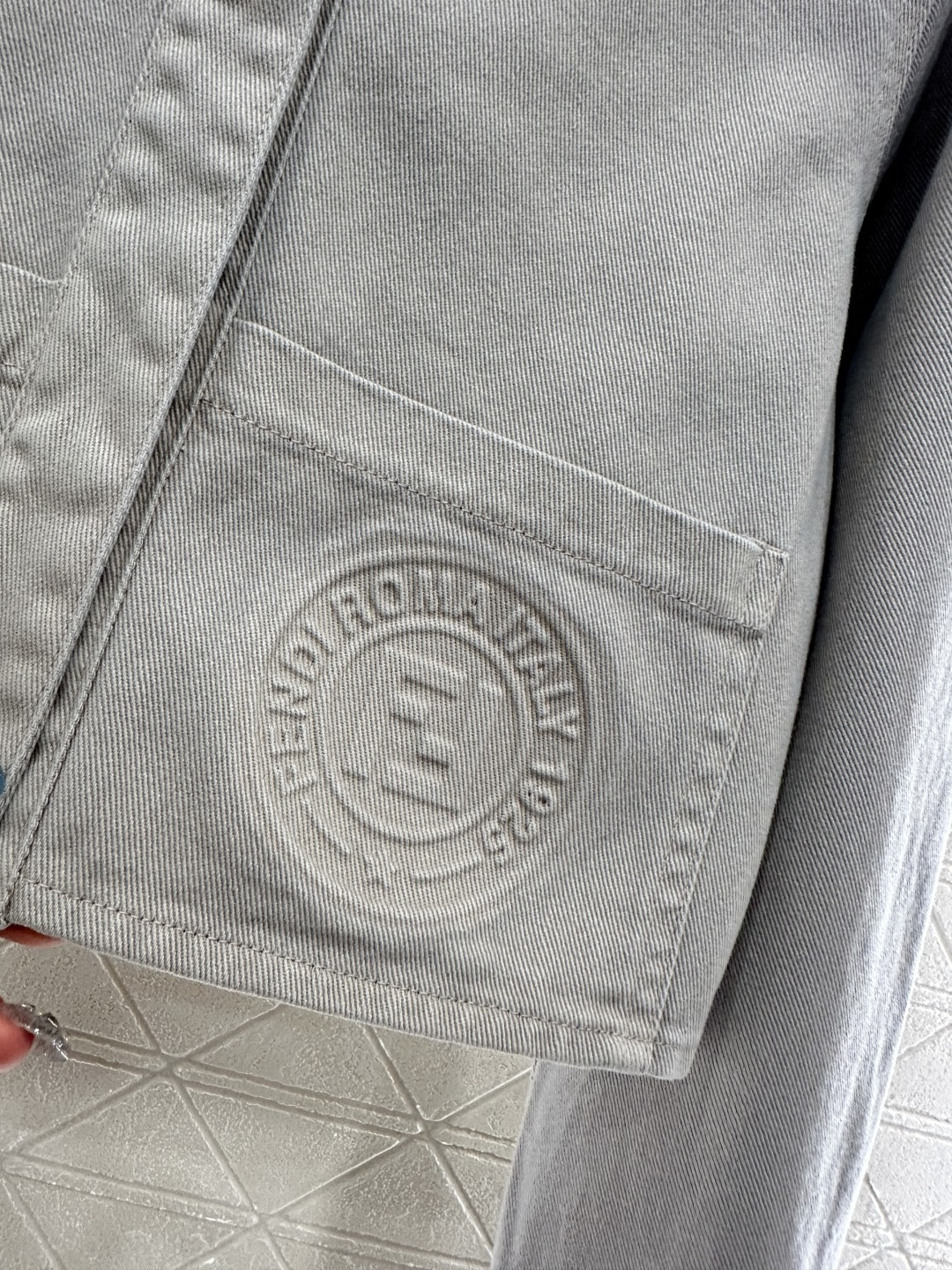 ♥Fend*♥2025新品上架 牛仔短款外套长裤套装定制YB斜纹全棉牛仔材质 质感十足 水洗做旧复古浅灰