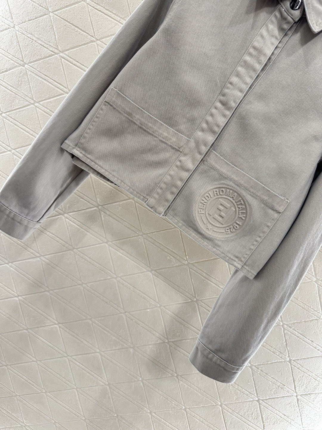 ♥Fend*♥2025新品上架 牛仔短款外套长裤套装定制YB斜纹全棉牛仔材质 质感十足 水洗做旧复古浅灰