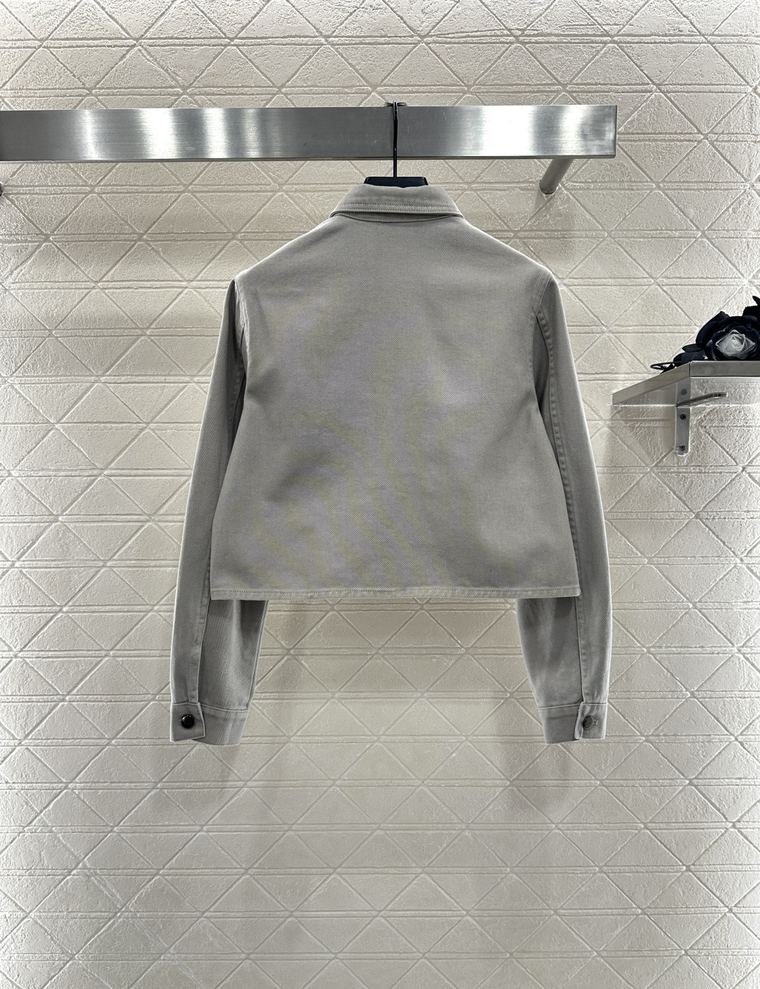 ♥Fend*♥2025新品上架 牛仔短款外套长裤套装定制YB斜纹全棉牛仔材质 质感十足 水洗做旧复古浅灰