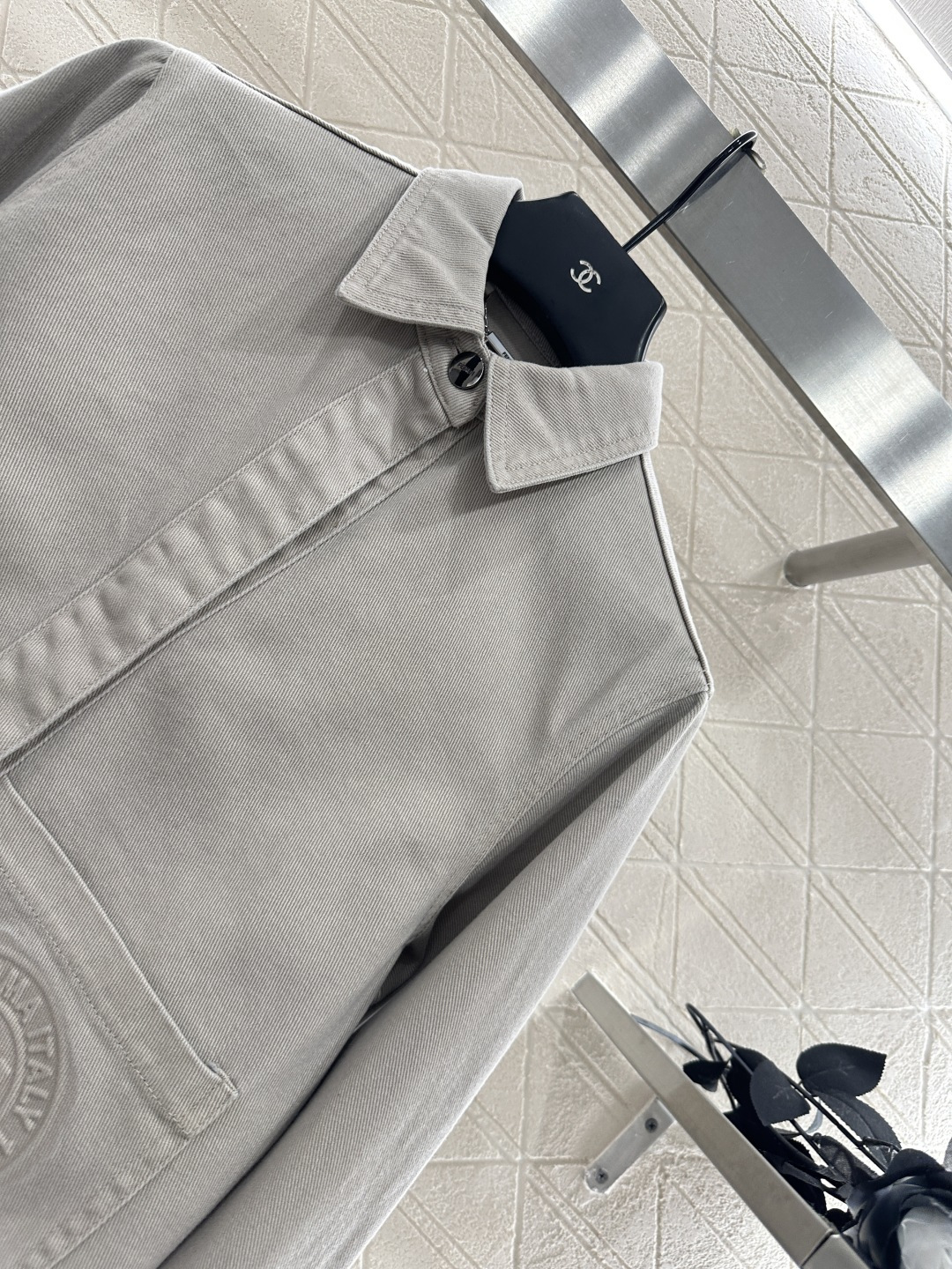 ♥Fend*♥2025新品上架 牛仔短款外套长裤套装定制YB斜纹全棉牛仔材质 质感十足 水洗做旧复古浅灰