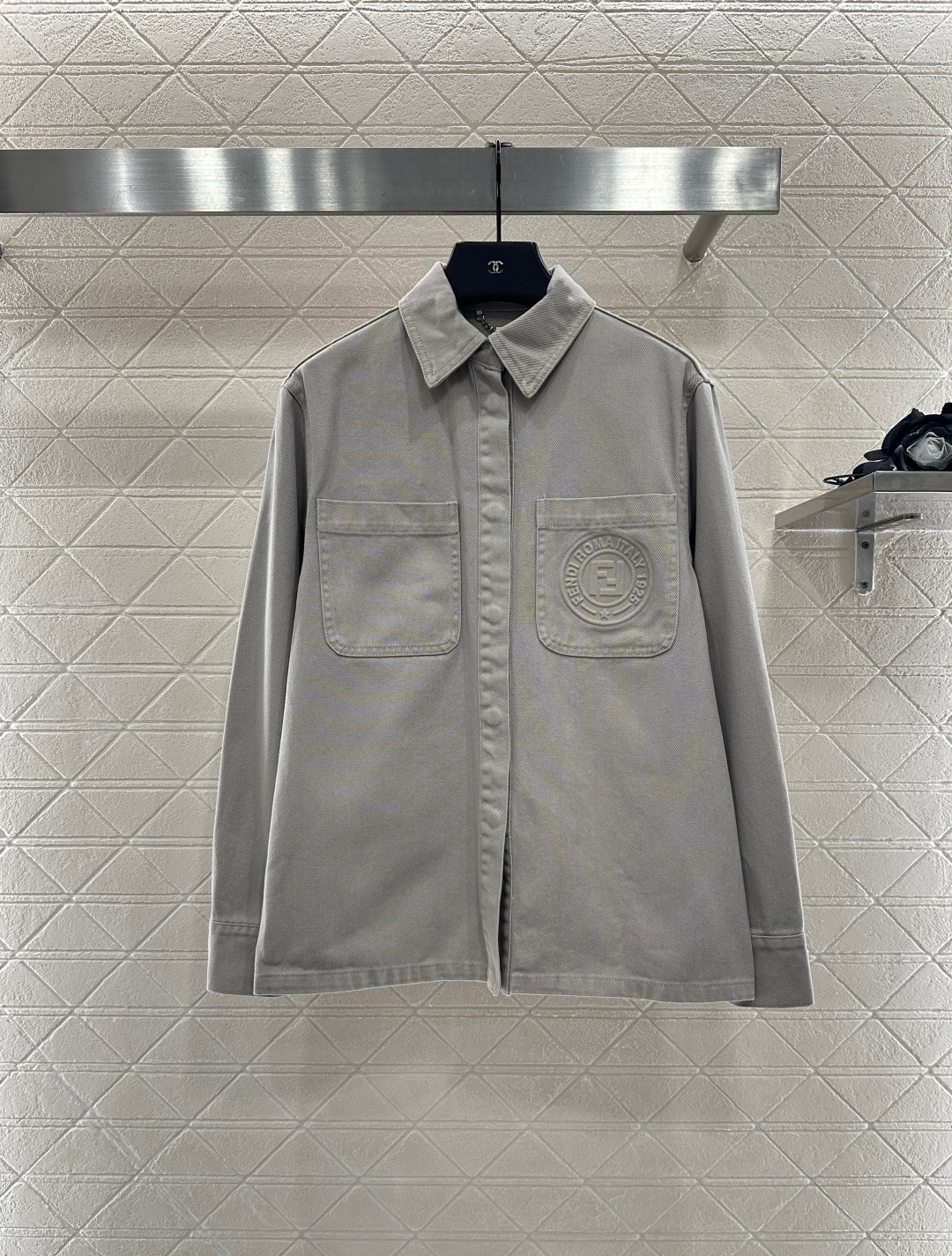 ♥Fend*♥2025新品上架 牛仔腰带外套长裤套装定制YB斜纹全棉牛仔材质 质感十足 水洗做旧复古浅灰