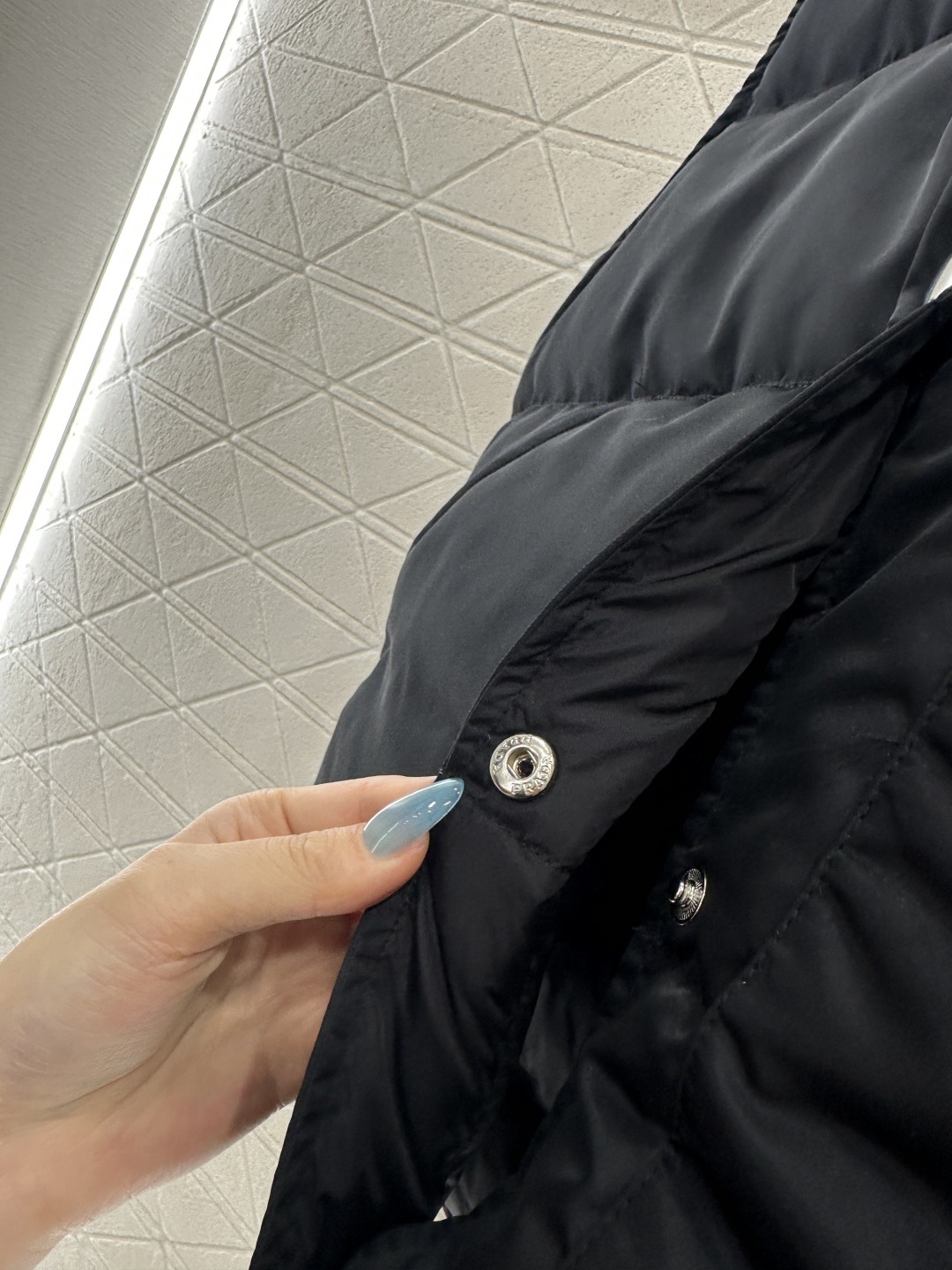 ♥Prad*♥2025新品上架 翻领羽绒马甲定制YB防风防水尼龙材质 白鹅绒填充内里 整件轻盈保暖 斜插