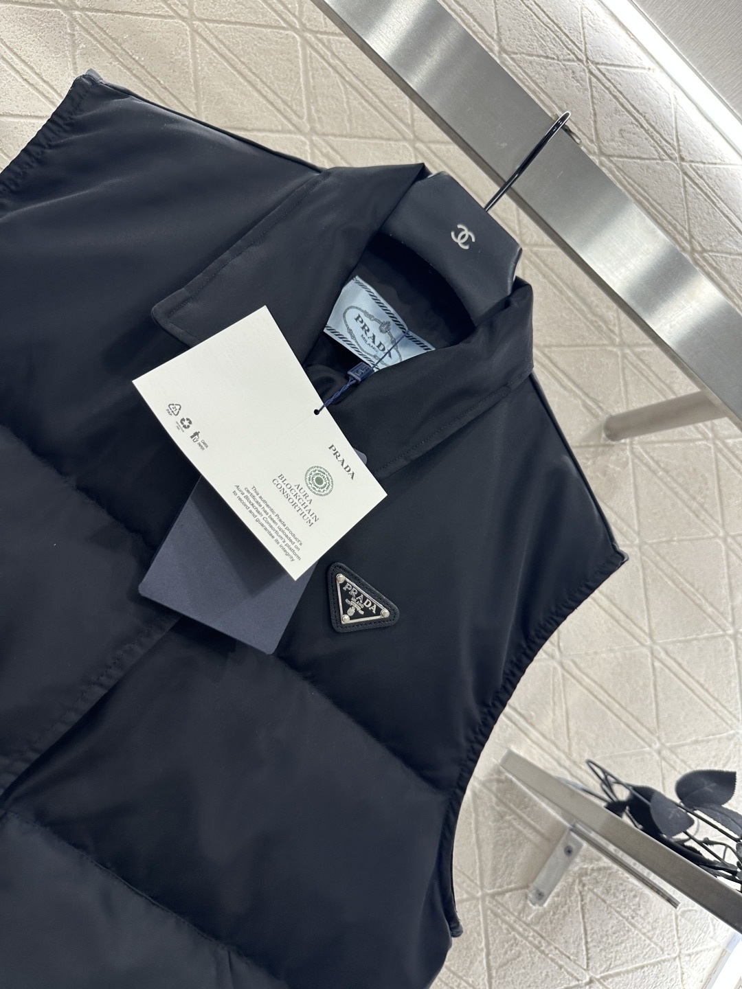 ♥Prad*♥2025新品上架 翻领羽绒马甲定制YB防风防水尼龙材质 白鹅绒填充内里 整件轻盈保暖 斜插