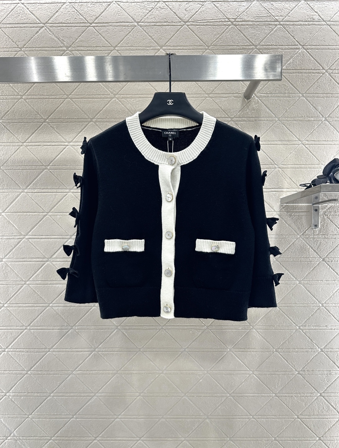 Cardigan en Tricot Chanel avec Nœuds Papillon et Détails Contrastés Élégants