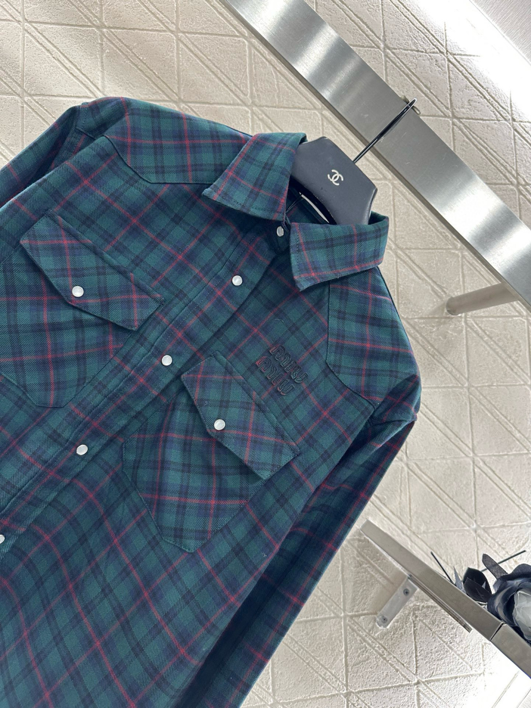 ♥Miumi*♥2025新品上架 翻领格纹衬衫长裤套装定制YB进口百分百羊毛材质，质感垂顺，穿搭舒适，正