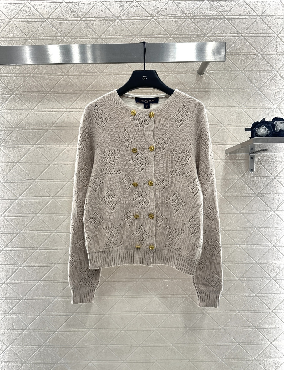 ♥Louis vuitto*♥2025新品上架 镂空针织排扣开衫定制YB羊绒羊毛纱线织造，质感高级，舒适