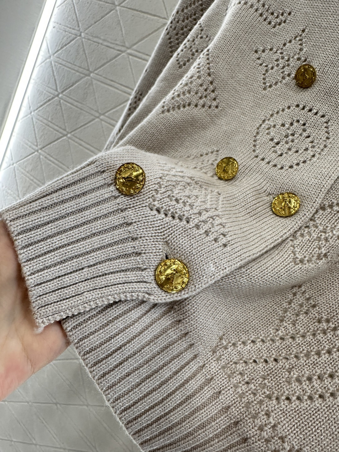 ♥Louis vuitto*♥2025新品上架 镂空针织排扣开衫定制YB羊绒羊毛纱线织造，质感高级，舒适