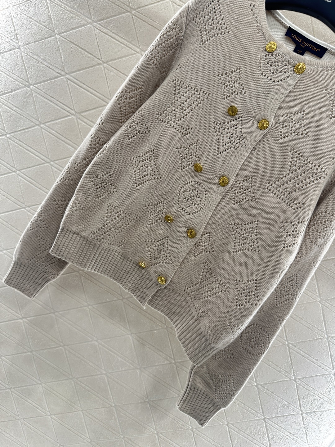 ♥Louis vuitto*♥2025新品上架 镂空针织排扣开衫定制YB羊绒羊毛纱线织造，质感高级，舒适