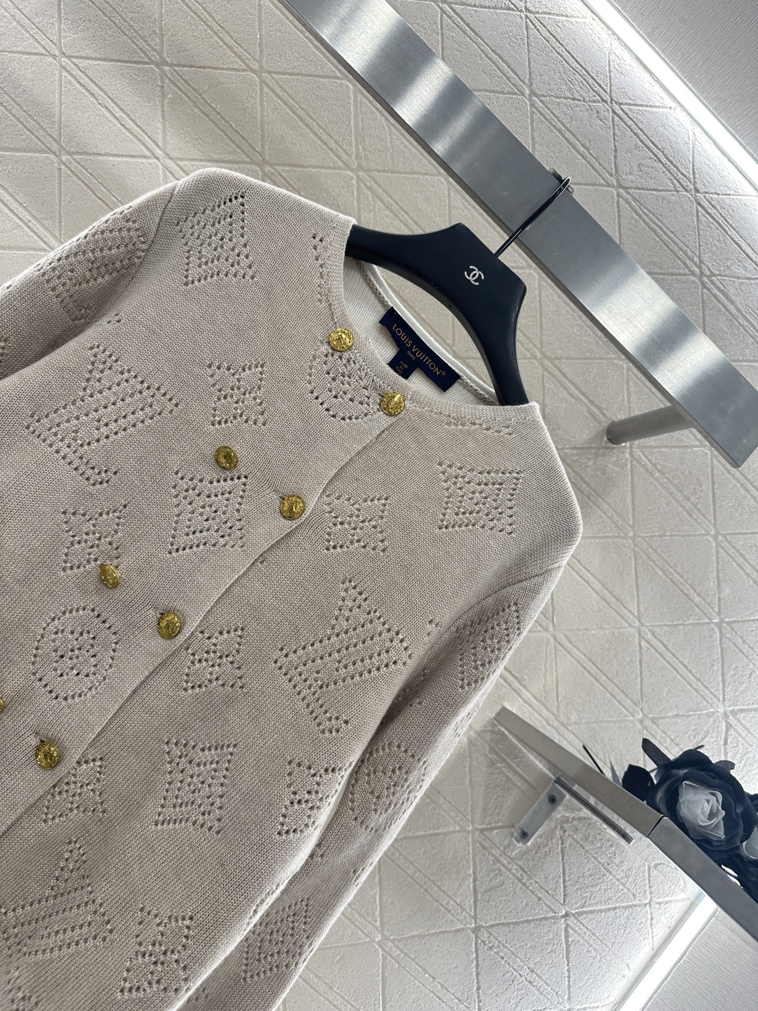 ♥Louis vuitto*♥2025新品上架 镂空针织排扣开衫定制YB羊绒羊毛纱线织造，质感高级，舒适