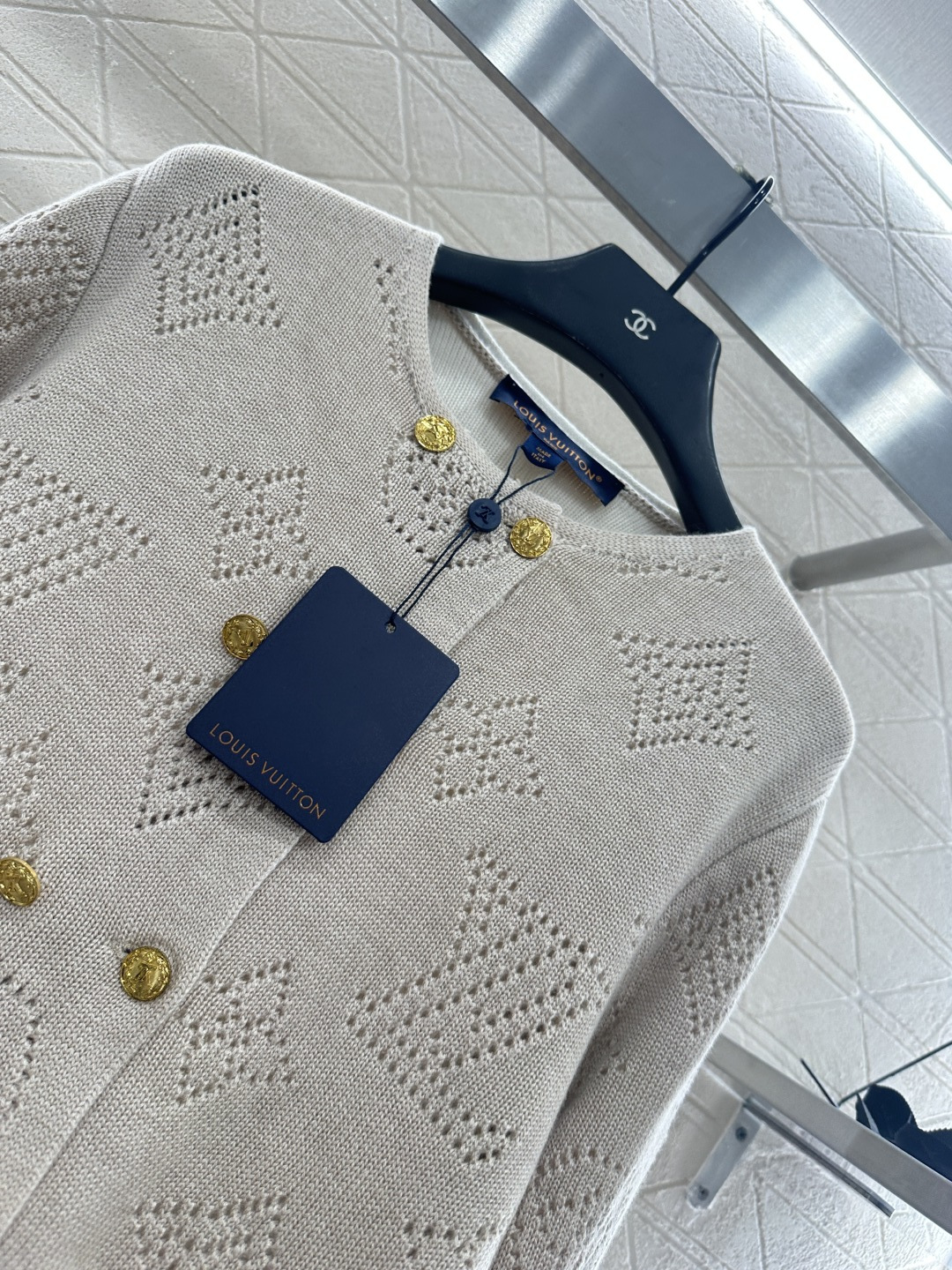 ♥Louis vuitto*♥2025新品上架 镂空针织排扣开衫定制YB羊绒羊毛纱线织造，质感高级，舒适