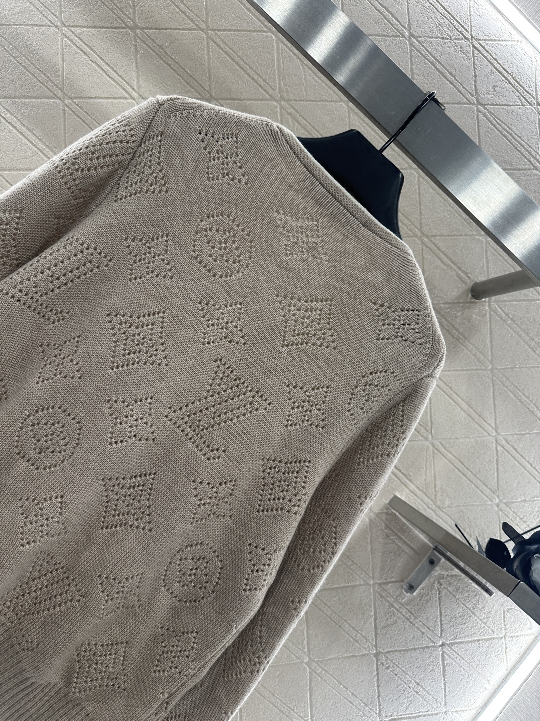 ♥Louis vuitto*♥2025新品上架 镂空针织排扣开衫定制YB羊绒羊毛纱线织造，质感高级，舒适