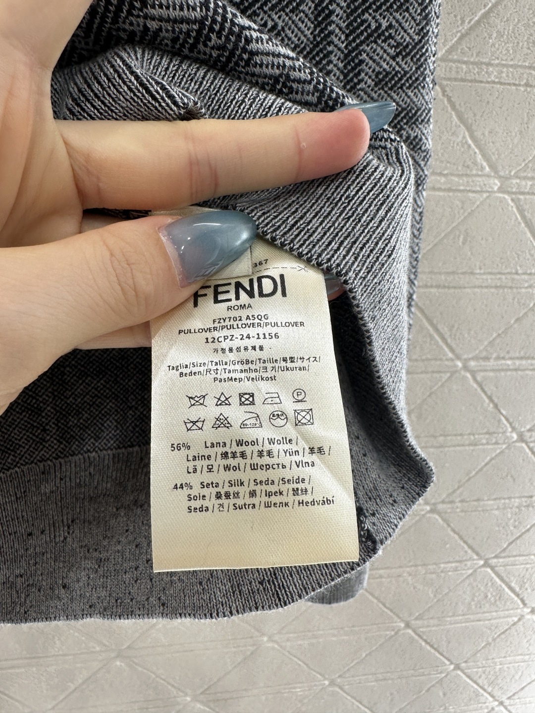 ♥Fend*♥2025新品上架 提花套头针织上衣定制YB丝毛纱线织造，质感高级舒适，套头上衣剪裁，通体装