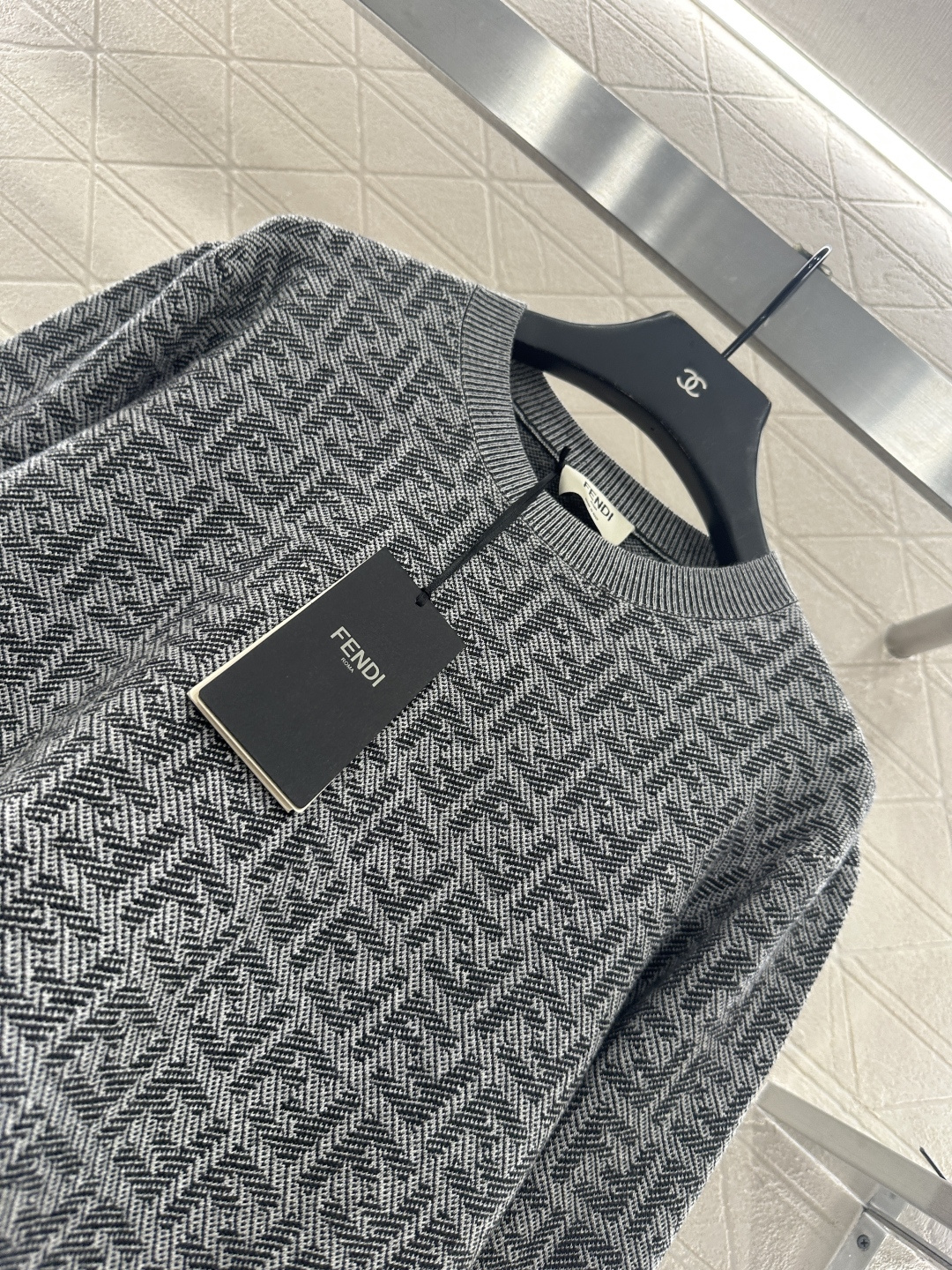 ♥Fend*♥2025新品上架 提花套头针织上衣定制YB丝毛纱线织造，质感高级舒适，套头上衣剪裁，通体装