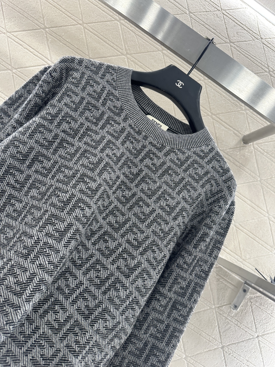 ♥Fend*♥2025新品上架 提花套头针织上衣定制YB丝毛纱线织造，质感高级舒适，套头上衣剪裁，通体装