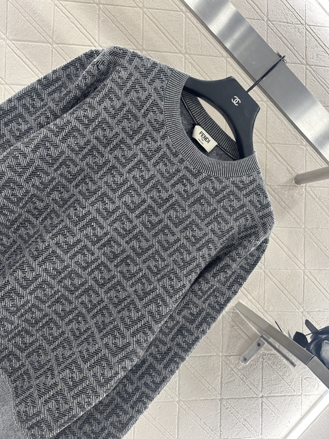 ♥Fend*♥2025新品上架 提花套头针织上衣定制YB丝毛纱线织造，质感高级舒适，套头上衣剪裁，通体装