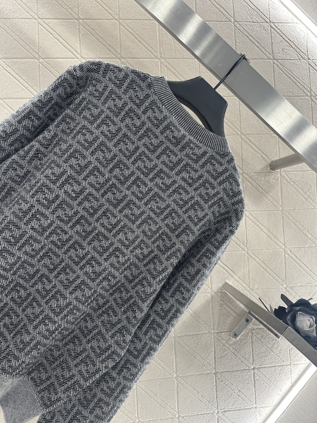 ♥Fend*♥2025新品上架 提花套头针织上衣定制YB丝毛纱线织造，质感高级舒适，套头上衣剪裁，通体装