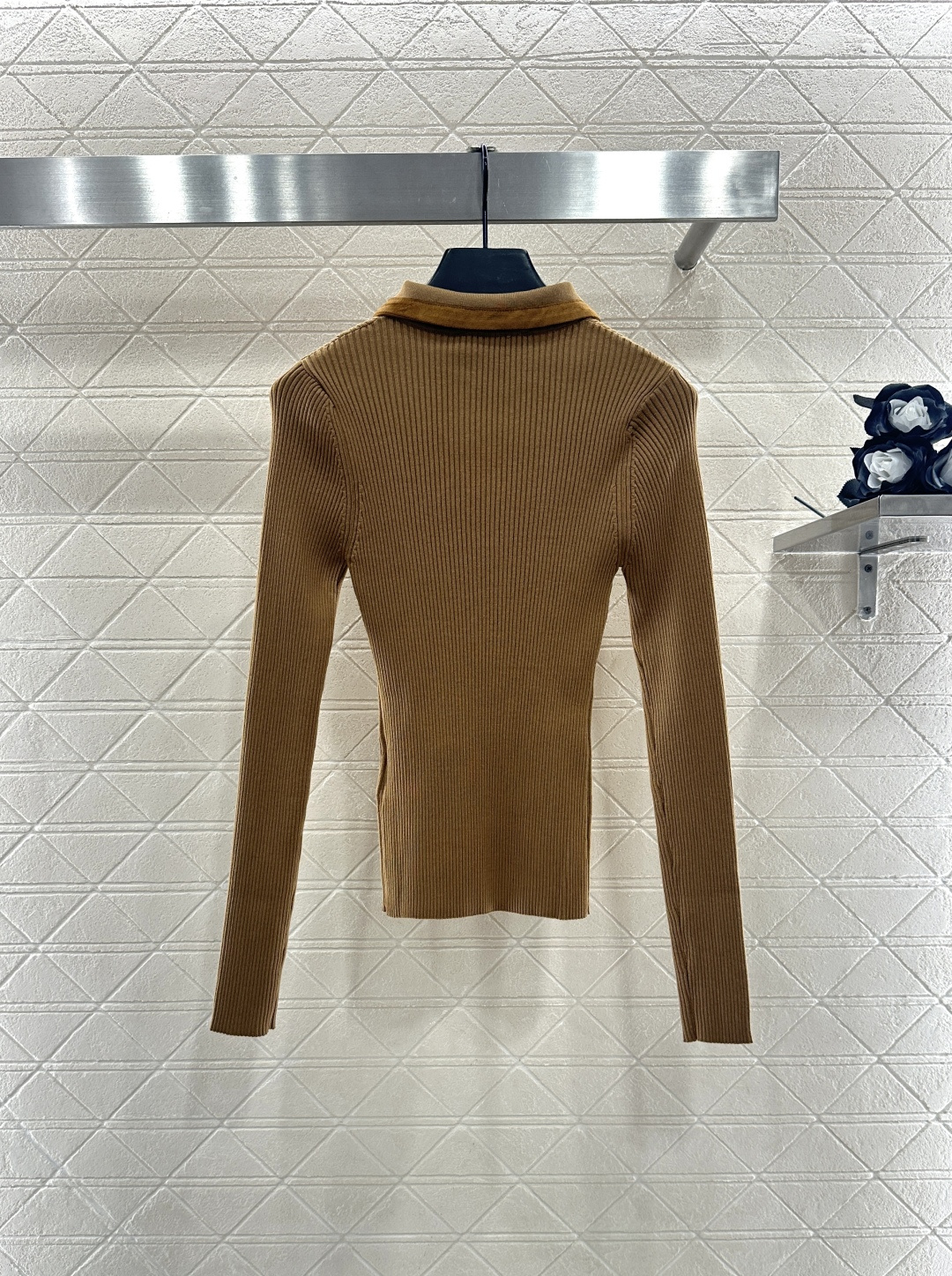 ♥Miumi*♥2025新品上架 拼皮翻领针织上衣定制YB羊绒纱线织造，质感高级，舒适柔软，翻领正肩长袖