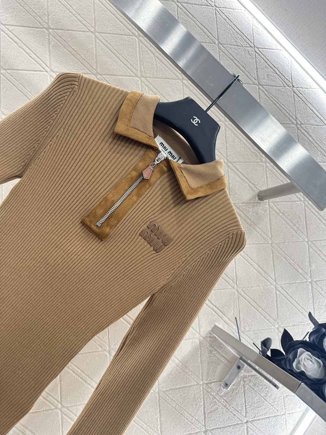 ♥Miumi*♥2025新品上架 拼皮翻领针织上衣定制YB羊绒纱线织造，质感高级，舒适柔软，翻领正肩长袖