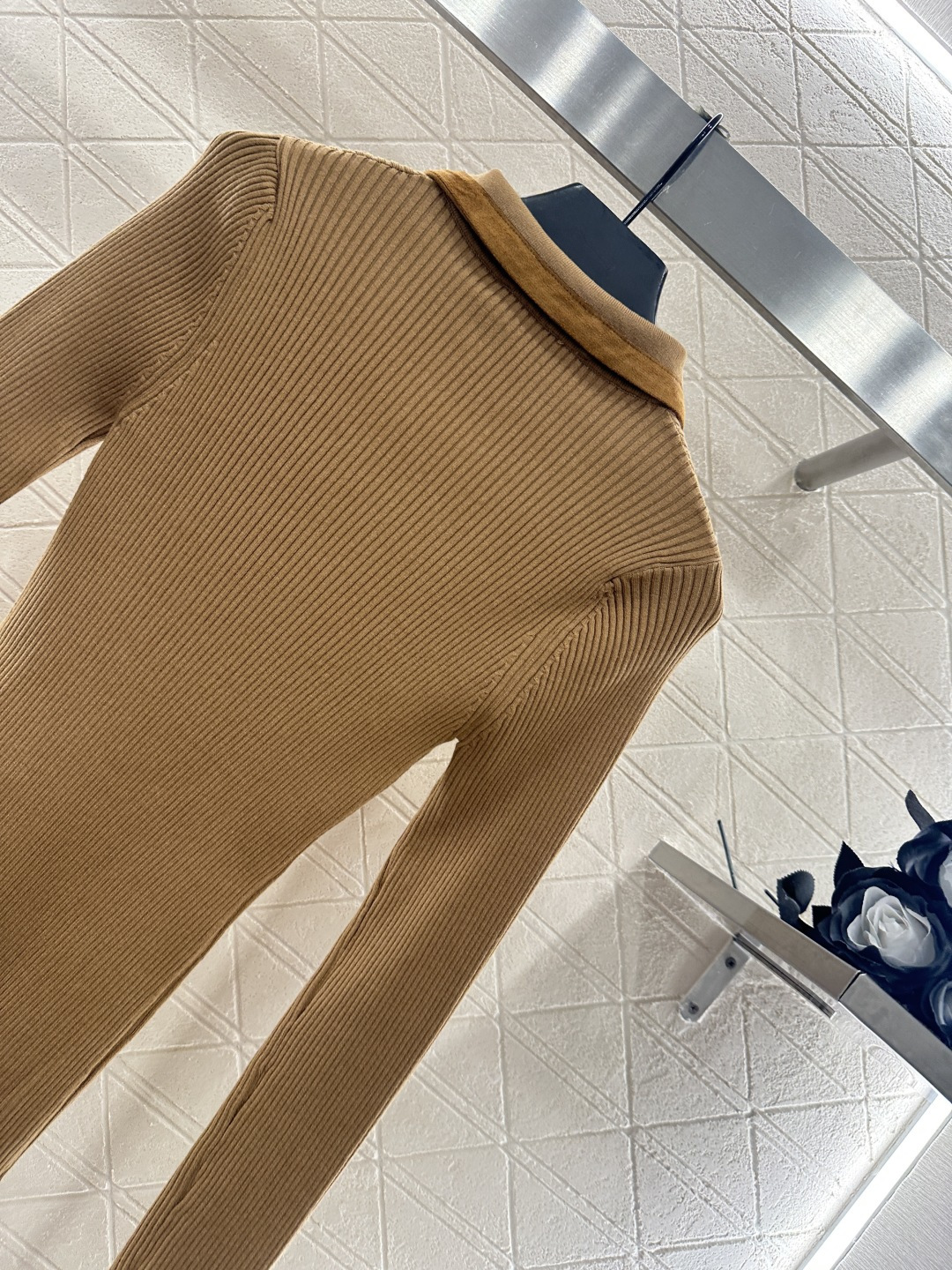 ♥Miumi*♥2025新品上架 拼皮翻领针织上衣定制YB羊绒纱线织造，质感高级，舒适柔软，翻领正肩长袖