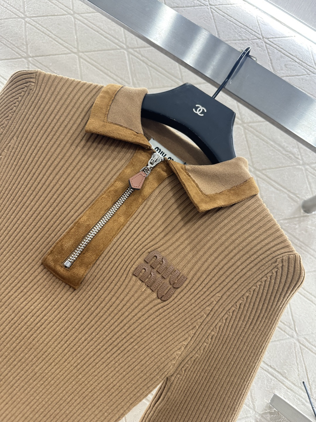 ♥Miumi*♥2025新品上架 拼皮翻领针织上衣定制YB羊绒纱线织造，质感高级，舒适柔软，翻领正肩长袖