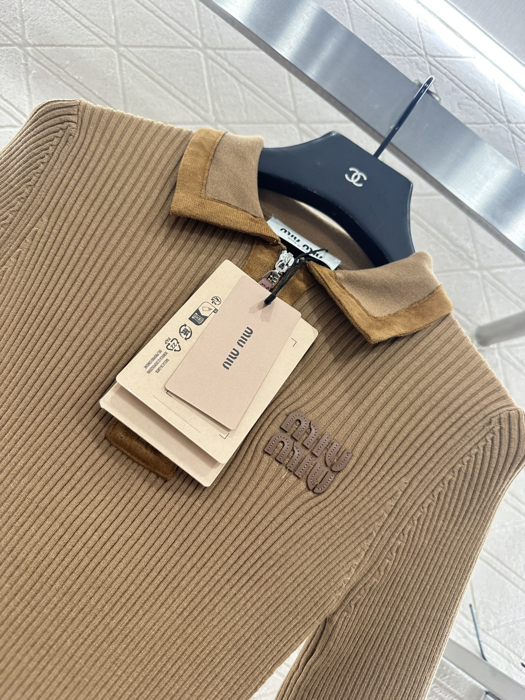 ♥Miumi*♥2025新品上架 拼皮翻领针织上衣定制YB羊绒纱线织造，质感高级，舒适柔软，翻领正肩长袖