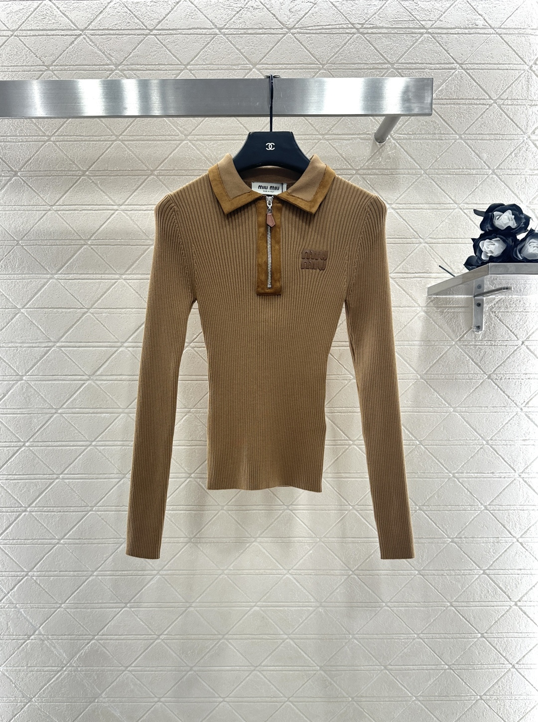 ♥Miumi*♥2025新品上架 拼皮翻领针织上衣定制YB羊绒纱线织造，质感高级，舒适柔软，翻领正肩长袖