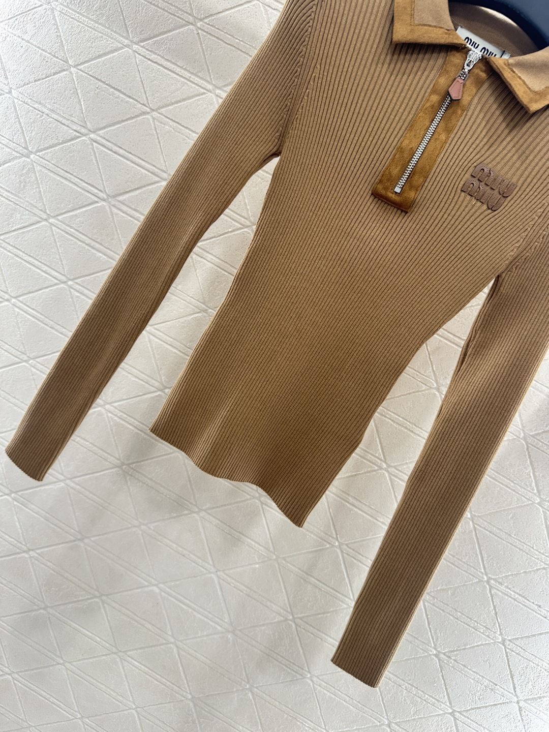 ♥Miumi*♥2025新品上架 拼皮翻领针织上衣定制YB羊绒纱线织造，质感高级，舒适柔软，翻领正肩长袖