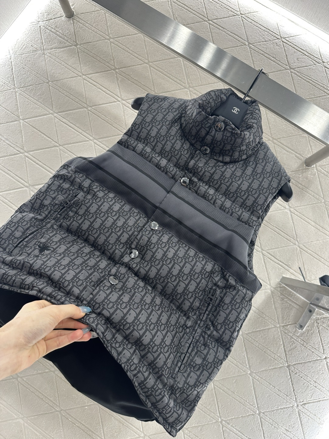 ♥Dio*♥2025新品上架 立领提花羽绒马甲定制YB提花材质，羽绒填充内里，整件轻盈保暖，立领时尚马甲