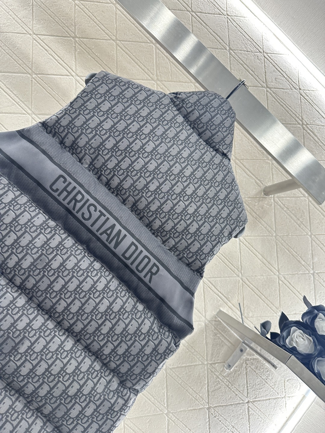 ♥Dio*♥2025新品上架 立领提花羽绒马甲定制YB提花材质，羽绒填充内里，整件轻盈保暖，立领时尚马甲