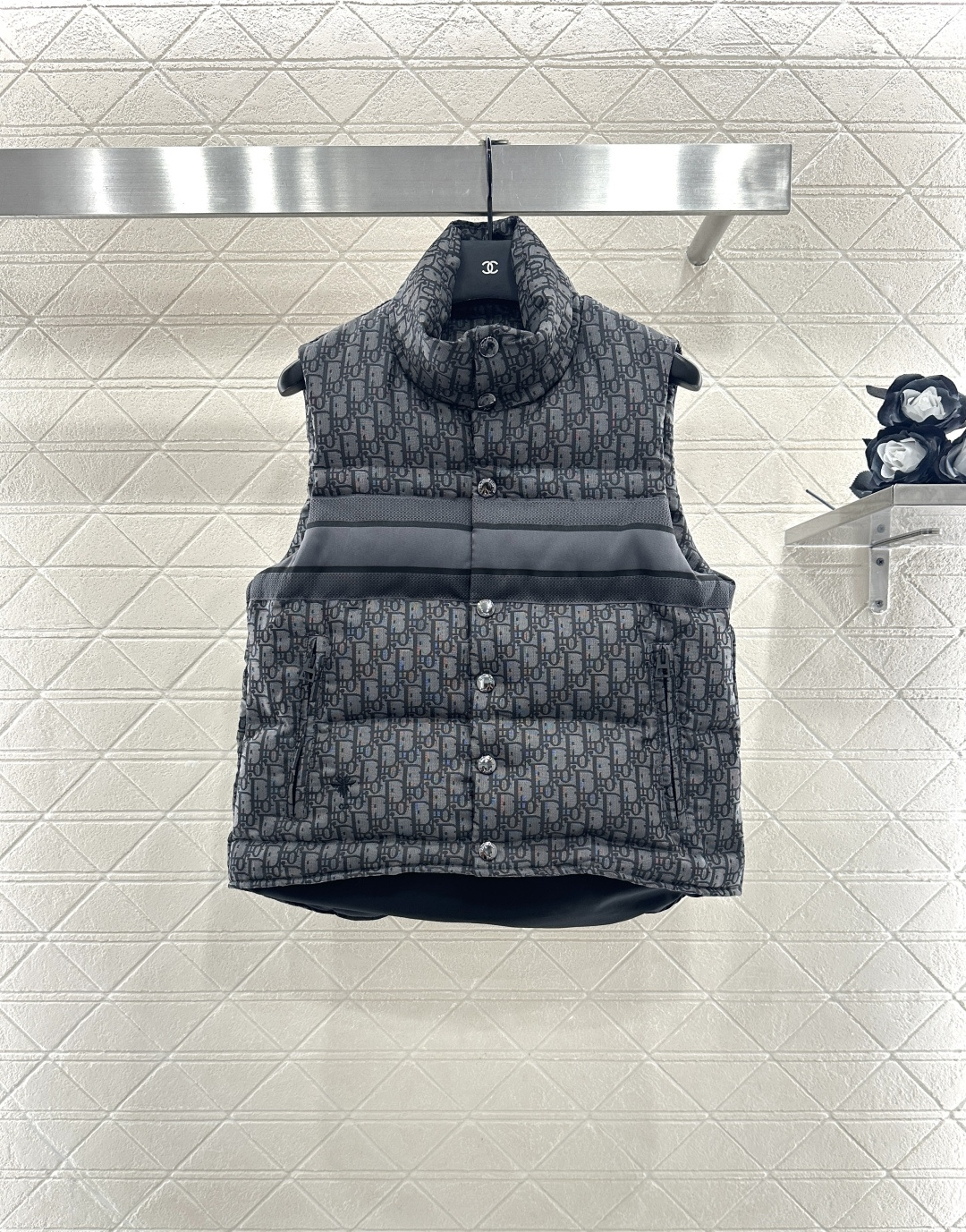 ♥Dio*♥2025新品上架 立领提花羽绒马甲定制YB提花材质，羽绒填充内里，整件轻盈保暖，立领时尚马甲