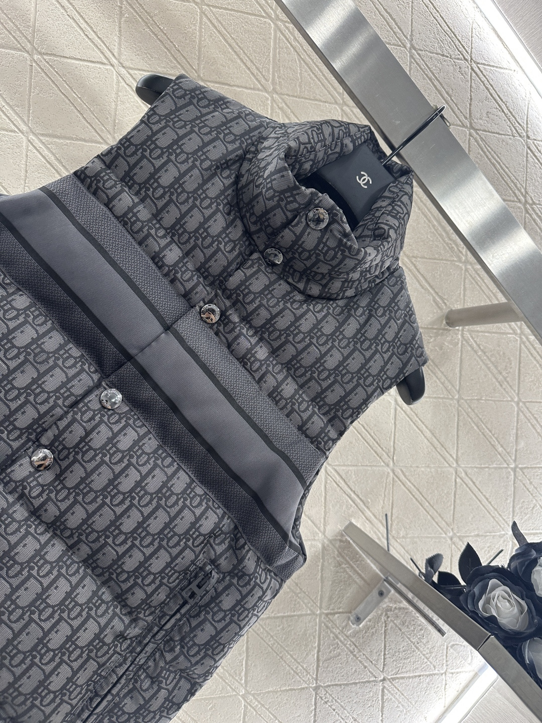 ♥Dio*♥2025新品上架 立领提花羽绒马甲定制YB提花材质，羽绒填充内里，整件轻盈保暖，立领时尚马甲